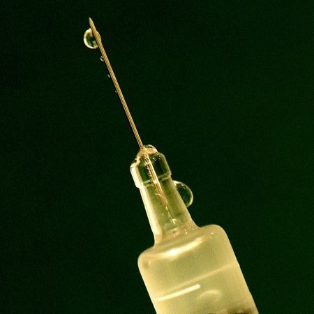 Se întâmplă din nou! Testarea unui vaccin anti-Covid, suspendată