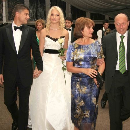 Familia Basescu si Robert Turcescu, la nunta lui Boureanu