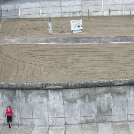 Zidul Berlinului, doborat inca o data, de turisti
