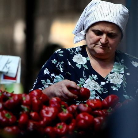 "Biata batrana" care vinde in piata