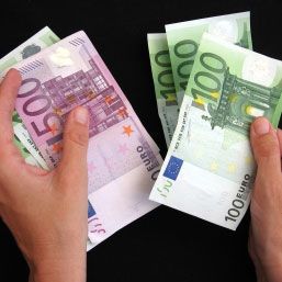 Dolarul, tinut in sah de arabi si de chinezi