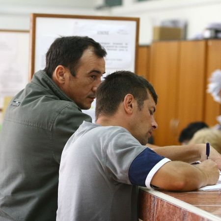 Muncitorii straini se impiedica la granita de un CV
