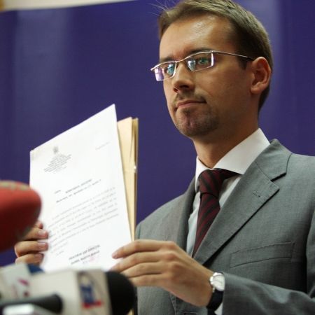 Razboi total intre Chiuariu si DNA
