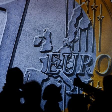 BCR: Cursul se va stabiliza la 3,3 lei pentru un euro