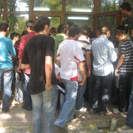 Caminele bucurestene, ticsite de "cumparatori"