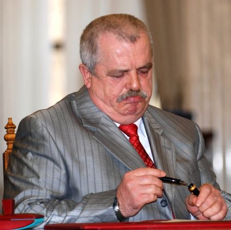 Remeş, pozat cu şpaga-n mână