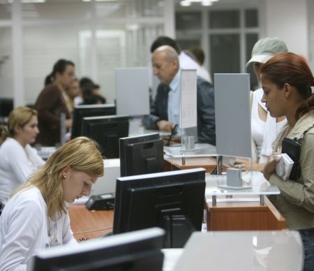 Aproape jumatate dintre romani nu au avut niciodata cont la banca