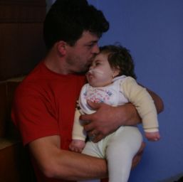 Gravidă plimbată cu copilul pe jumătate născut