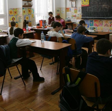 Minune la Vâlcea: elevi corijenţi cu 10 la teză