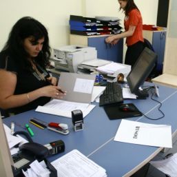 Poliţia politică le fură slujbele funcţionarilor publici