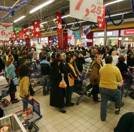 Romanii bat recordul  la proba de cumparaturi
