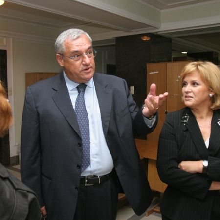 Articolul 44 din Constituţie, scutul demnitarilor corupţi