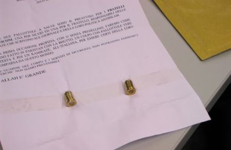 Berlusconi, ameninţat cu moartea