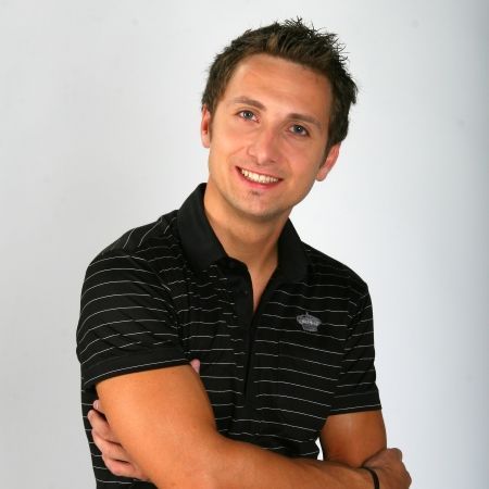 Dani Otil se relaxeaza la serviciu