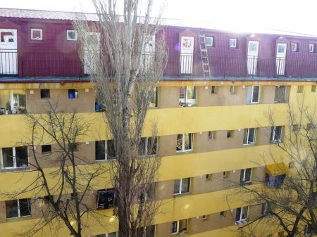 De la curte, la mansardă