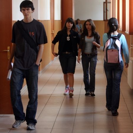 Elevii care au împlinit 18 ani nu mai primesc alocaţii
