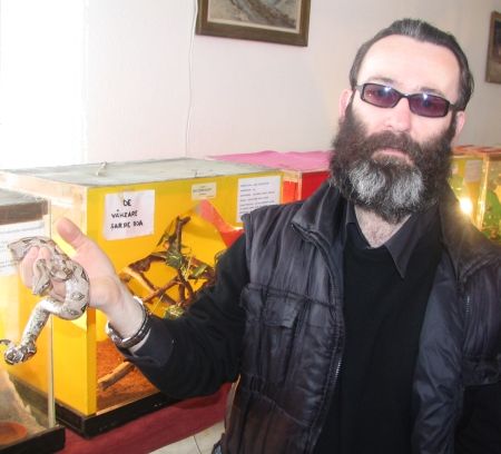 Fost călugăr, intrat în afaceri cu reptile