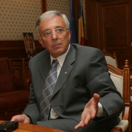 Isărescu are încredere în leu
