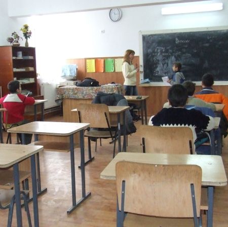 Renunţă la şcoală pentru a cerşi
