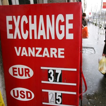 Românii aşteaptă stabilizarea cursului