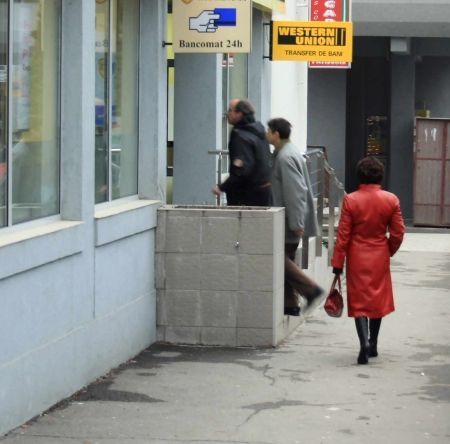 Zece banci pe an intr-un oras mic