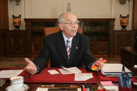 Adepţii anticipatelor, speriaţi de Văcăroiu cu scăderea pensiilor