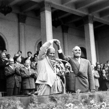 Armata Roşie a plecat cu cadouri şi flori
