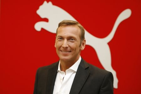 Cea mai importantă felină Puma conduce relaxat
