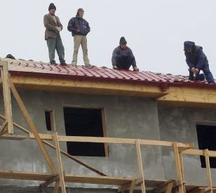 Continuă exodul constructorilor