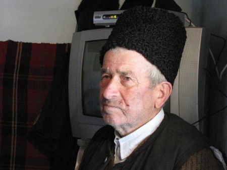 Neculai, cronicarul-ţăran, ţine „jurnalul“ satului de 31 de ani