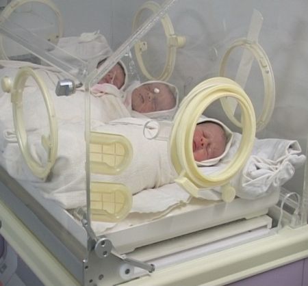 O fată de 16 ani a născut tripleţi
