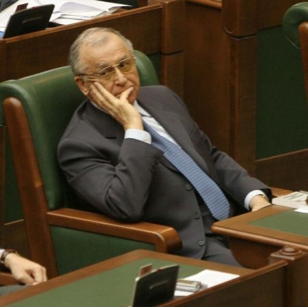 REVOLUŢIONARII I-AU ADUS LUI ION ILIESCU O LUMÂNARE