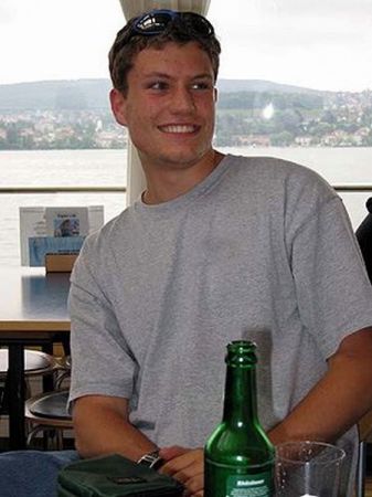 Afaceri cu statul, la 19 ani
