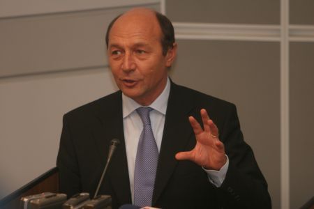 Băsescu atacă „analiştii-tonomat“ ai lui „Felix Motanul“