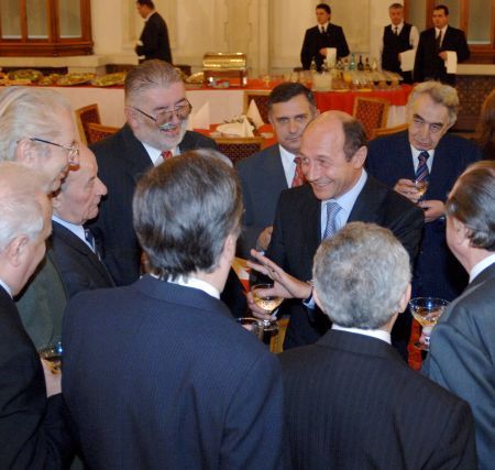 Băsescu, Hrebenciuc şi manelistul
