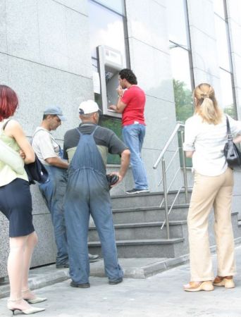 Cardul, folosit mai ales pentru retragerea banilor