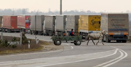 Cozi de 25 de kilometri la graniţa cu Ungaria