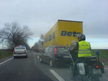 Cozi de aproape 15 kilometri la graniţa cu Ungaria
