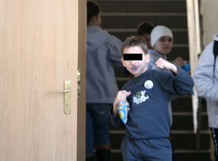 Elevul huligan: orăşean „lipit de televizor“, cu părinţi ocupaţi | VIDEO