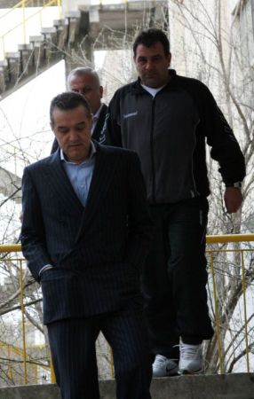 Gigi Becali a făcut iarăşi instrucţie cu buzoienii