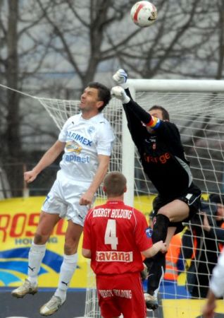 Gloria şi arbitrii, miloşi cu Dinamo