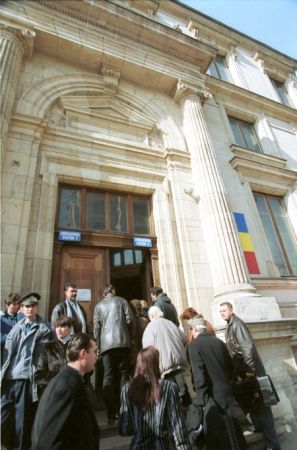 Judecătorii îi tratează diferit pe săraci şi pe bogaţi