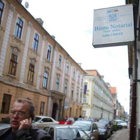 Mafia retrocedărilor trecea prin biroul soţiei unui fost procuror general