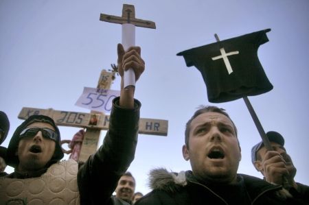 Mitingul muncitorilor de la Dacia s-a încheiat cu "Hora Unirii"