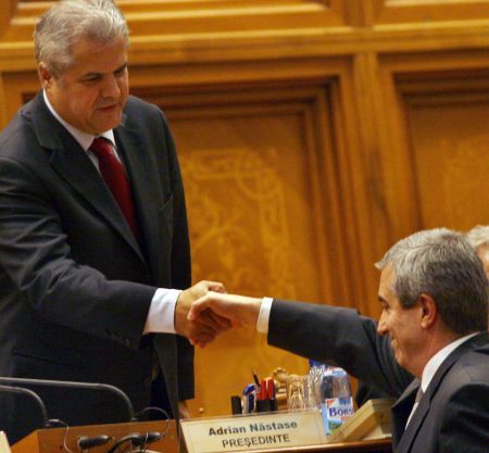 Negocieri PNL-PSD pentru guvernul propus de Năstase