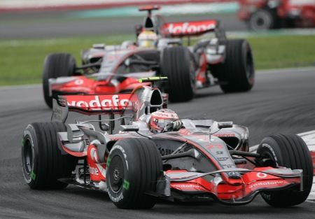Piloţii McLaren, maziliţi la Sepang