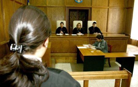Procurorii acuză presiuni politice