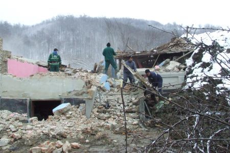Sinistraţii nu-şi părăsesc gospodăriile