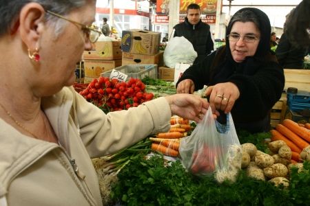 Ţăranii din pieţe, salvaţi de pensionari