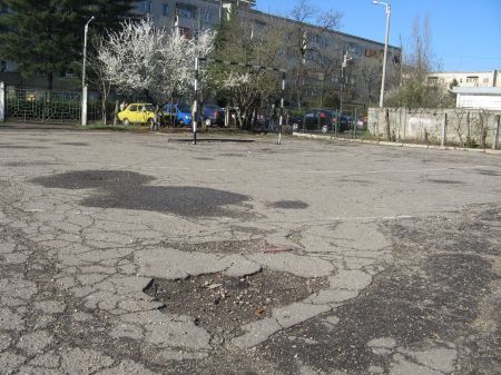 Terenurile de sport din şcoli, pline de gropi